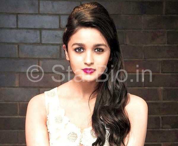 Alia Bhatt Wiki, Age, Boyfriend, Family, Caste, Biography