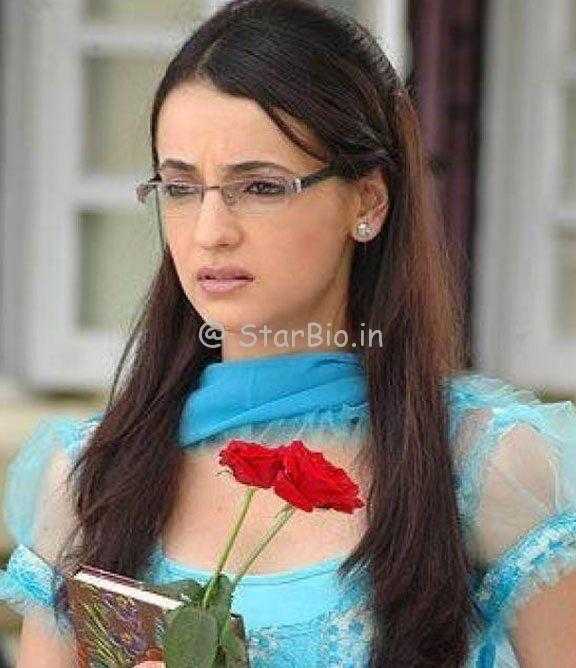 1524310622 Sanaya Irani profile family biodata wiki Age Affairs Husband Height Weight Biography Movies go profile 3