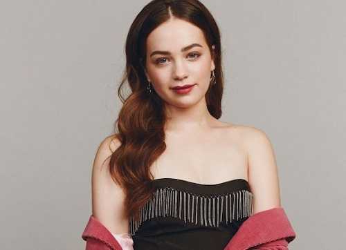 jqwo9S2M Photo of an actress Mary Mouser