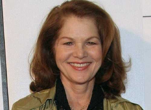lois-chiles-3 Photo of an actress Lois Cleveland Chiles