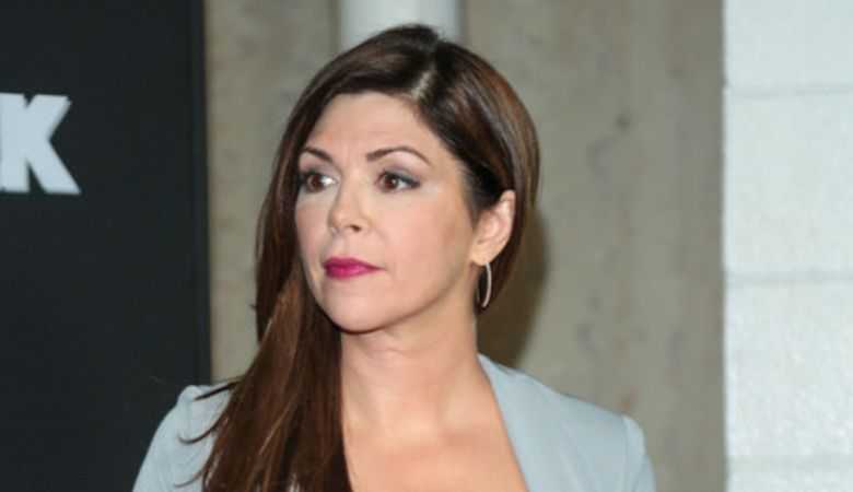 Amy Pietz is married to Frank Stier since 2010.