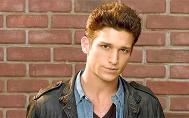 Daren Kagasoff has an estimated net worth of $450,000.