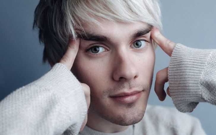 The 27 years Awsten Knight is a single.