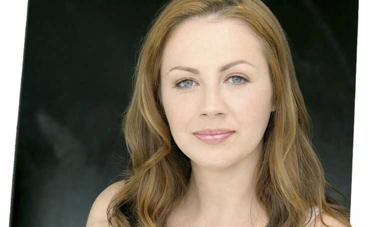 Carrie Ruscheinsky is the life-partner of reputed Canadian TV actor Tyler Labine.