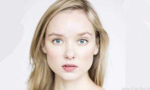 Alexandra Dowling photo