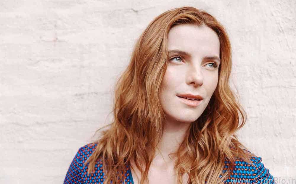 Betty Gilpin Photo
