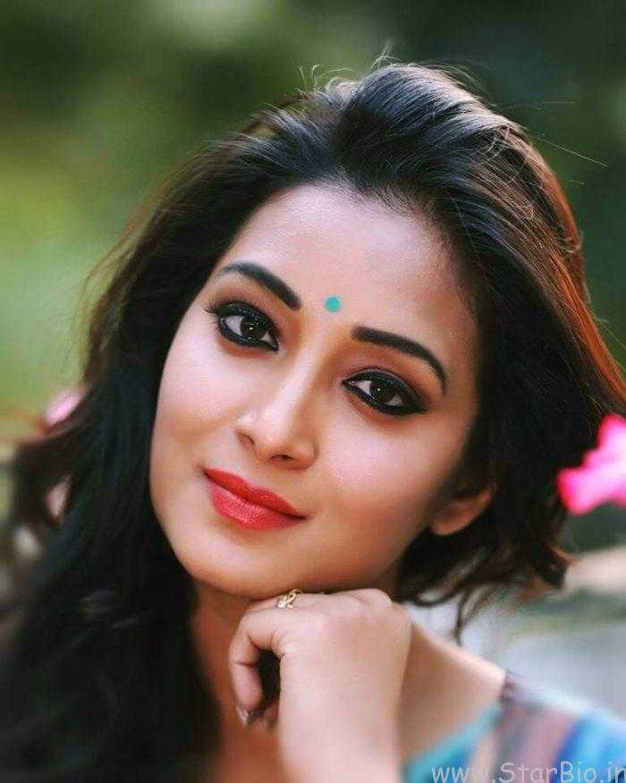 Bhanu Tripathi Images 3 700x875 1