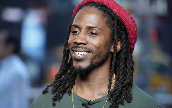 D Smoke is happily single as of 2019 and seems focused on his career.