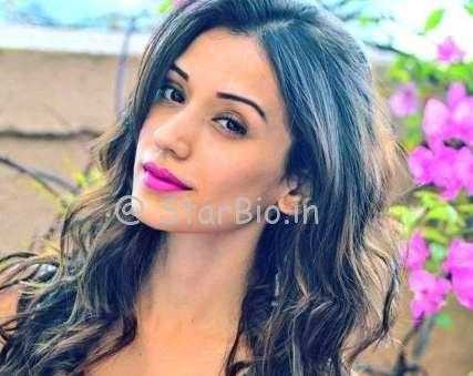 Heli Daruwala Height, Weight, Age, Wiki, Biography, Boyfriend, Family