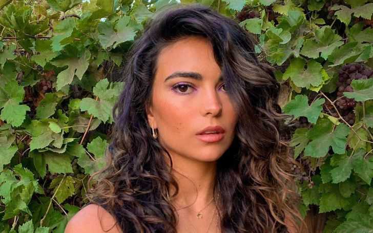 Kyra Santoro is single.