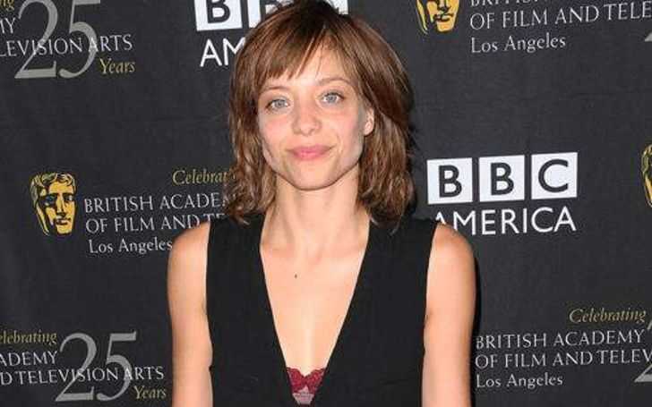 Lizzie Brochere is single.