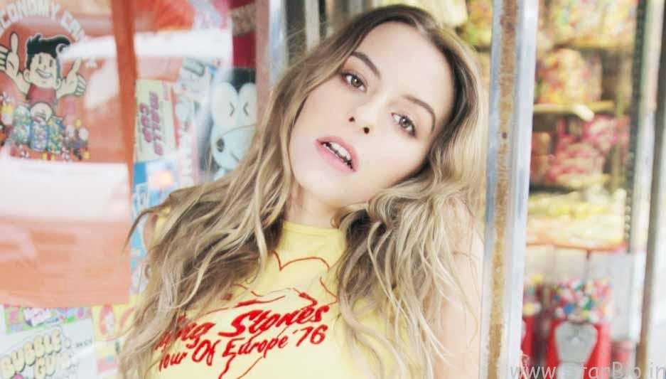 Sophie Beem Photo