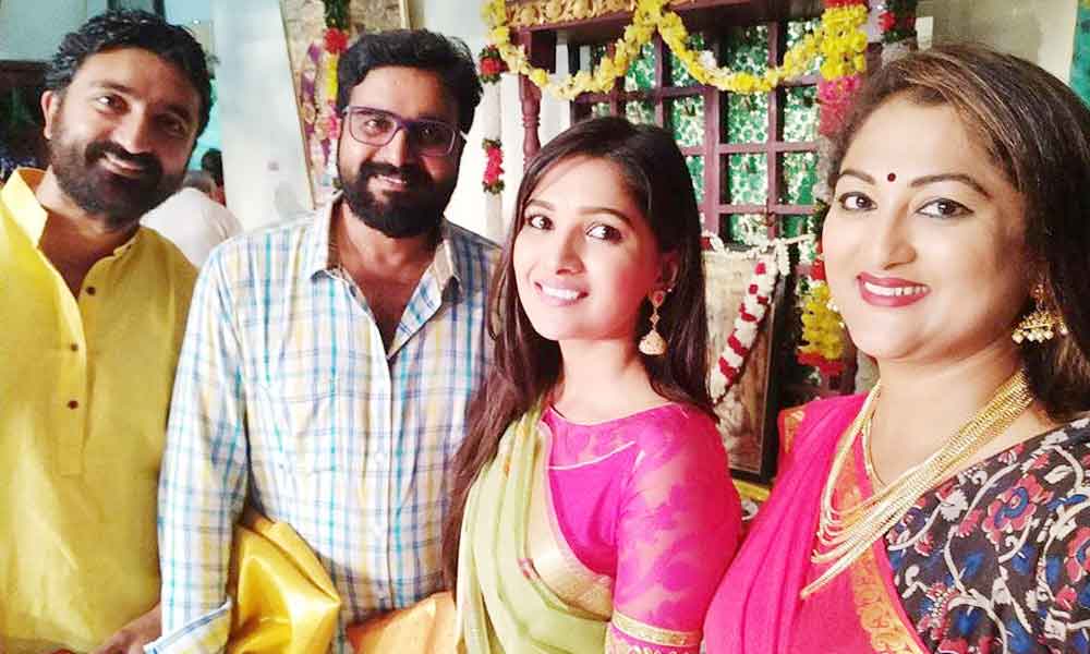 Vani Bhojan Age, Height, Size, Family, Affairs 2 vani bhojan family photos