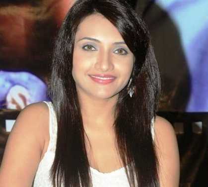 Zoya Khan Height, Weight, Age, Biography, Wiki, Salary, Husband, Family